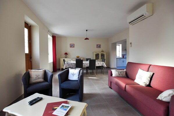 Living area - Coulege / house with air conditioning and courtyard (Arles)