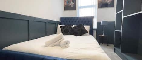 2 bedrooms, iron/ironing board, WiFi