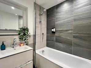 Dusche, Haartrockner, Bidet, Handtücher