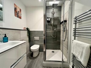 Douche, sĂšche-cheveux, bidet, serviettes fournies