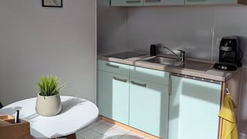 Kühlschrank, Herdplatte, Wasserkocher mit Kaffee-/Teezubehör