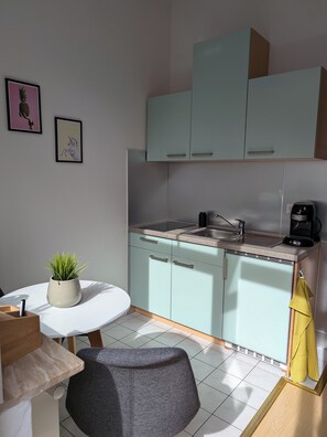 Fridge, stovetop, coffee/tea maker, electric kettle