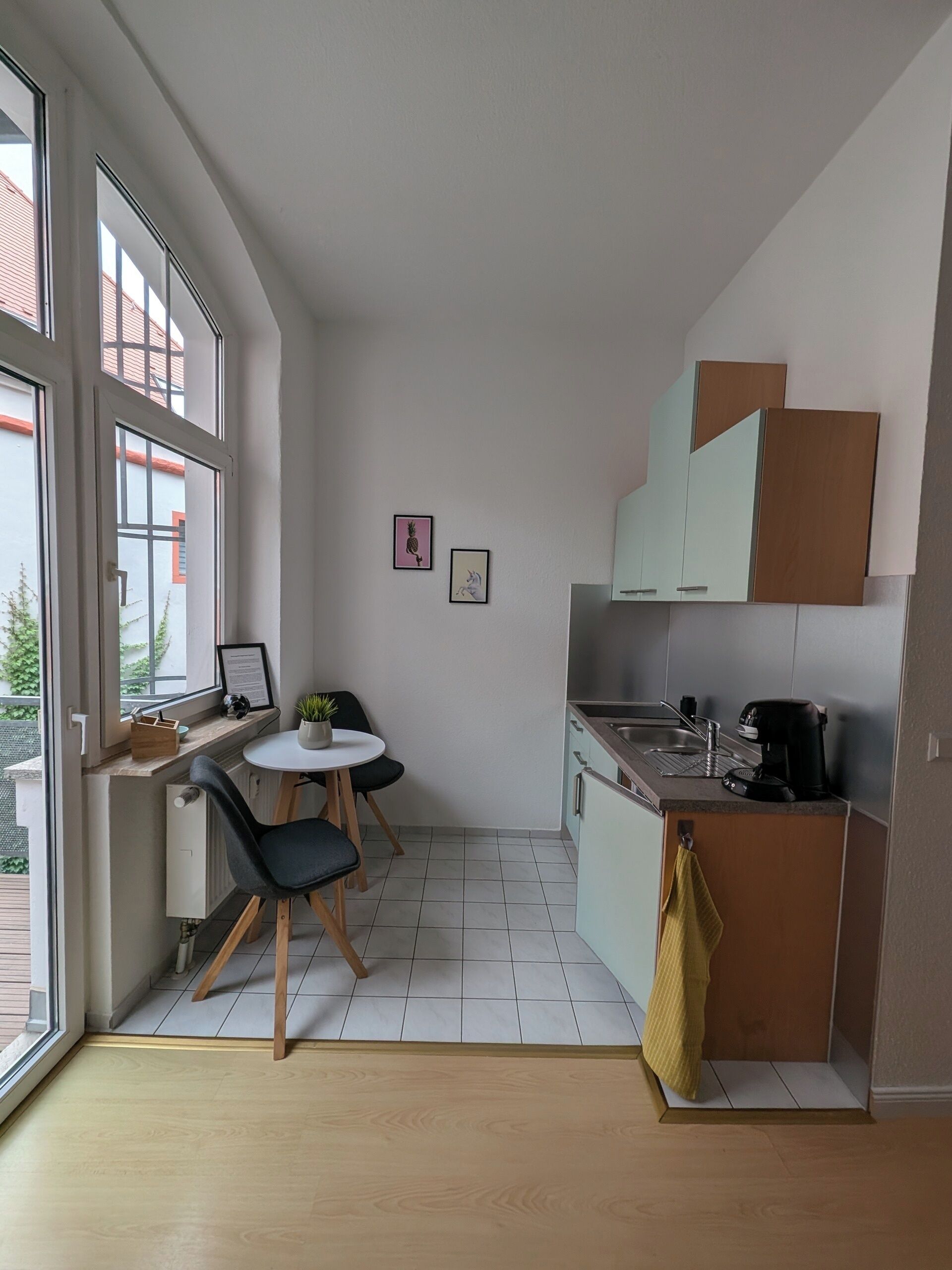 Wasserkocher mit Kaffee-/Teezubehör, Kühlschrank, Herdplatte