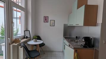 Wasserkocher mit Kaffee-/Teezubehör, Kühlschrank, Herdplatte