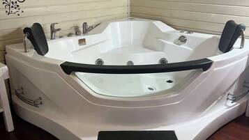 Jetted tub, hair dryer, bidet, towels