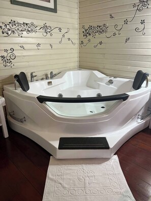 Bañera de hidromasaje, secador de pelo, bidé y toallas