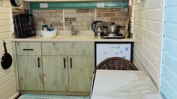 Refrigerador, microondas, parrilla de estufa y utensilios de cocina