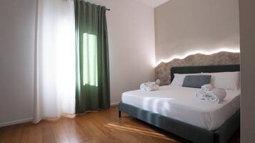 Deluxe-Vierbettzimmer, Balkon, Stadtblick