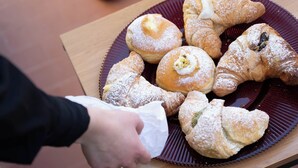 A plate of pastries on a wooden table. - Lues Rooms (Ragusa)