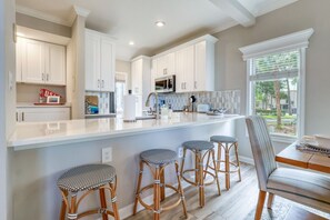 Fridge, microwave, oven, stovetop - MyStay at 7649 Huntington Villa - Lagoon Views, Beach, Pool & Family Essentials! (Hilton Head Island)