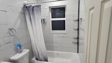 Secador de pelo, toallas, jabón, shampoo