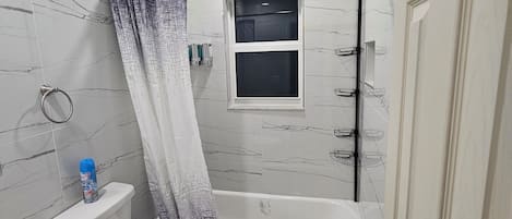 Secadora de cabello, toallas, jabón, shampoo