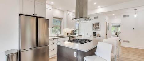 Jääkaappi, mikroaaltouuni, uuni, liesi