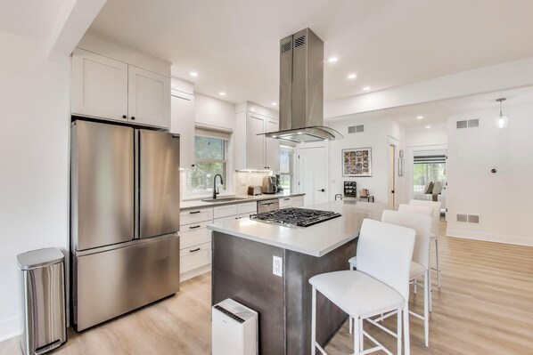 冷蔵庫、電子レンジ、オーブン、コンロ