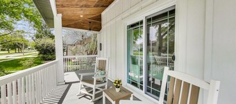 Modern Farmhouse Walk to Downtown | Fire Pit & Deck | Sleeps 8