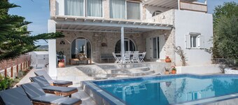 Luxury Cycladic Cave Villa: Private Pool, Jacuzzi & Garden Oasis