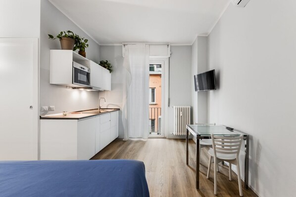 1 dormitorio, tabla de planchar con plancha, wifi y ropa de cama