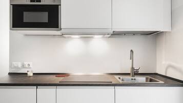 Mikrowelle, Herdplatte, Wasserkocher mit Kaffee-/Teezubehör