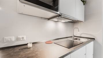 Microonde, piano cottura, macchina per tè/caffè