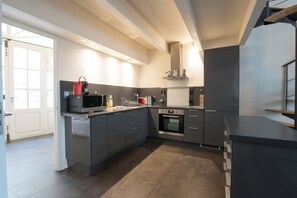Fridge, microwave, oven, stovetop - Divonne - Lovely Loft in a former Hôtel Particulie (Arles)