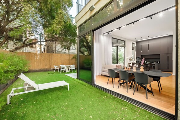 Outdoor dining - Nechemia's Garden 3BR (Tel Aviv-Yafo)