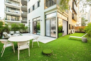 Outdoor dining - Nechemia's Garden 3BR (Tel Aviv-Yafo)
