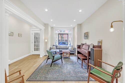 Stylish & Spacious 4-Bedroom Townhouse with A/C and backyard- family friendly!