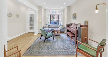 Stylish & Spacious 4-Bedroom Townhouse with A/C and backyard- family friendly!