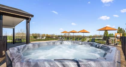 Farmhouse Luxury! 10 Min to Distilleries! Pool! Hot Tub! Quiet 7+Acres!