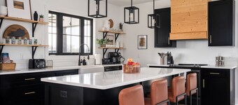 Bourbon Retreat • Hot Tub + Game