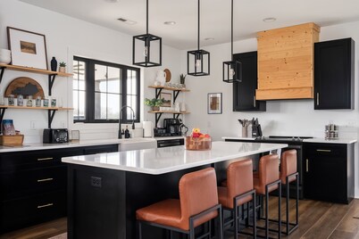 Bourbon Retreat • Hot Tub + Game