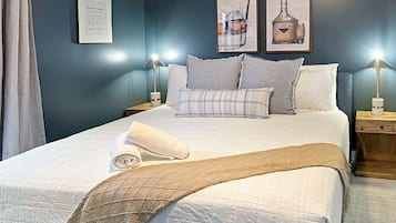 5 habitaciones, escritorio y tabla de planchar con plancha