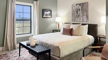 5 bedrooms, desk, iron/ironing board, travel cot