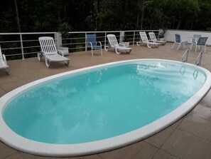 Indoor pool, outdoor pool, pool umbrellas, pool loungers - Pousada Valle dos Pássaros (Itatiaia)