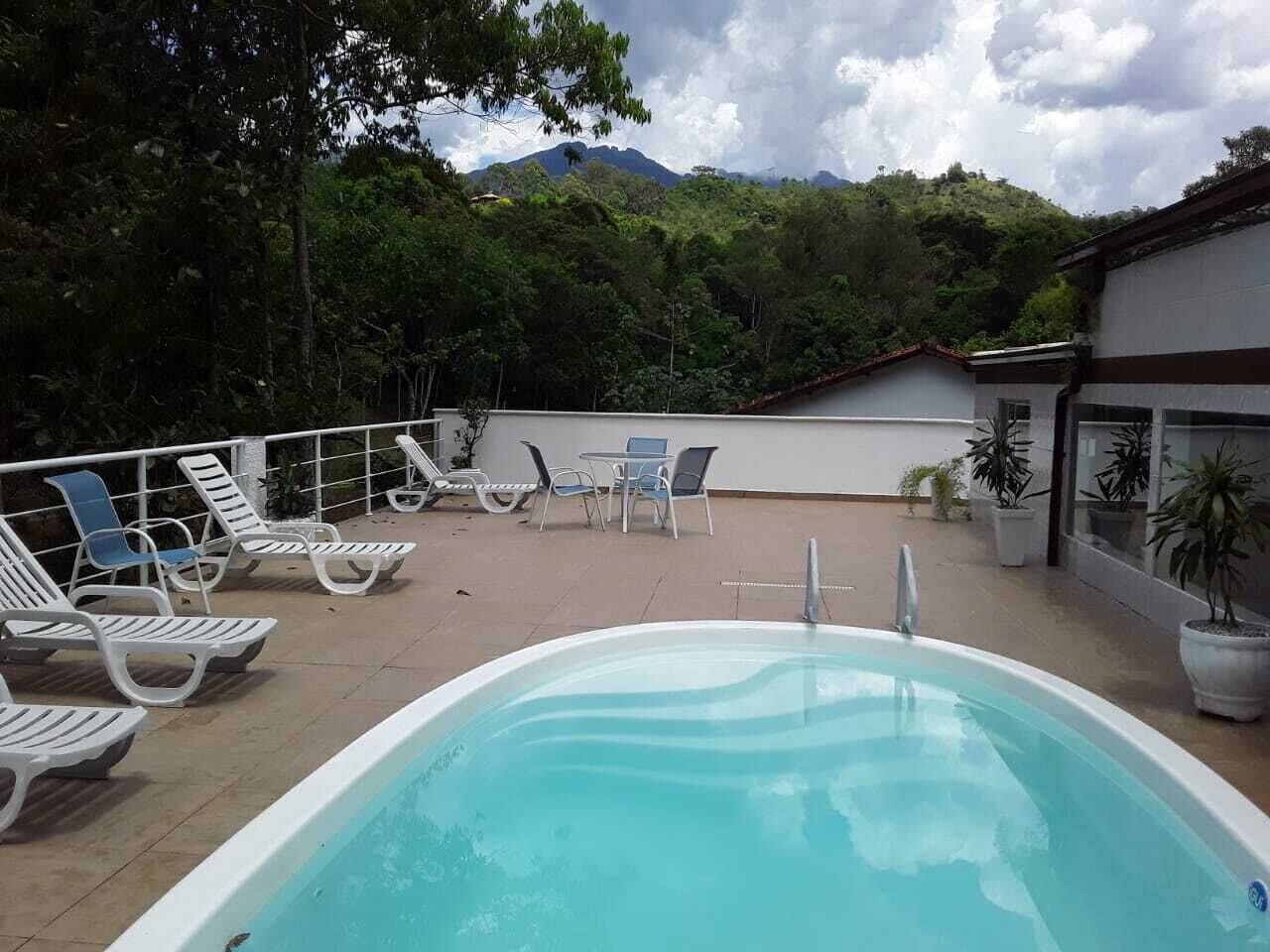 Una piscina cubierta, una piscina al aire libre, sombrillas, tumbonas