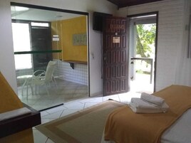 1 habitación, escritorio y espacio para trabajar con laptop