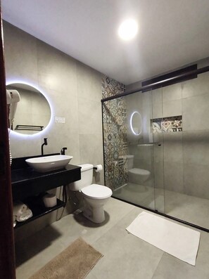 Een bubbelbad, handdoeken, zeep, shampoo