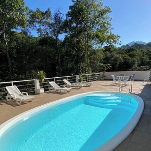 Indoor pool, outdoor pool, pool umbrellas, sun loungers - Pousada Valle dos Pássaros (Itatiaia)