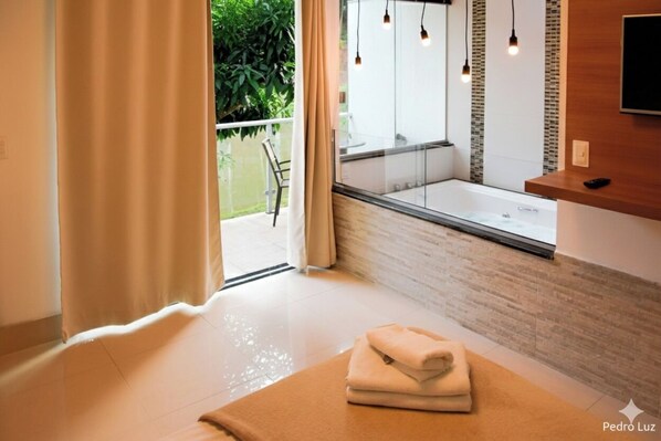 Suite Romantis | 1 kamar tidur, meja kerja, ruang kerja ramah laptop, dan Wi-Fi gratis