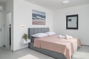 5 bedrooms, iron/ironing board, WiFi, bed sheets