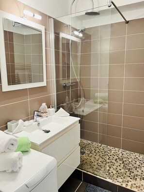 シャワー、ヘアドライヤー、タオル、トイレットペーパー