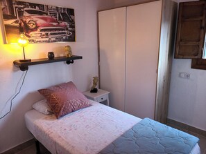 2 makuuhuonetta, silitysrauta/-lauta, Wi-Fi, vuodevaatteet