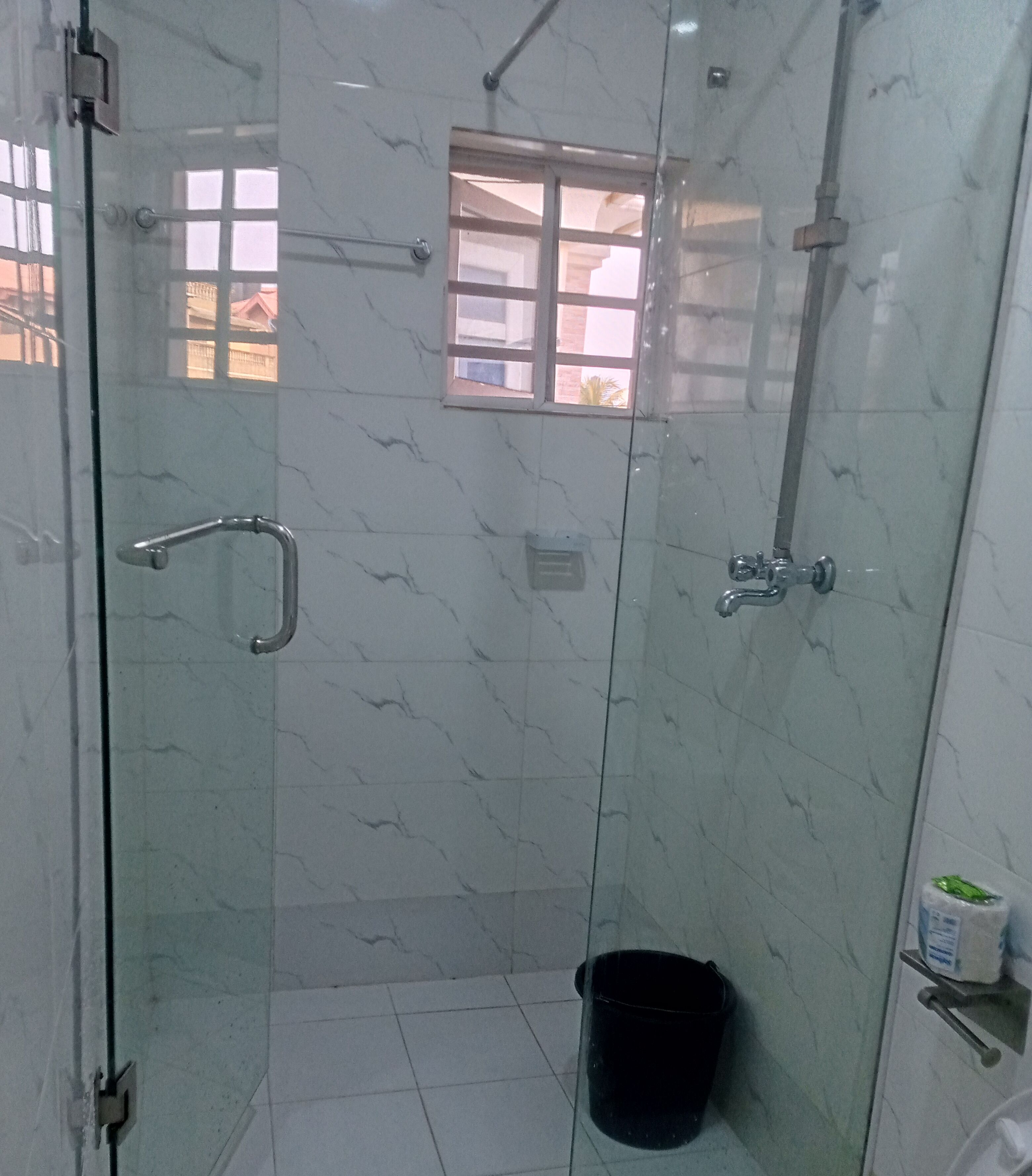 Een douche, een haardroger, handdoeken, zeep