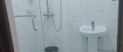 Ducha, secador de pelo, toallas, jabón