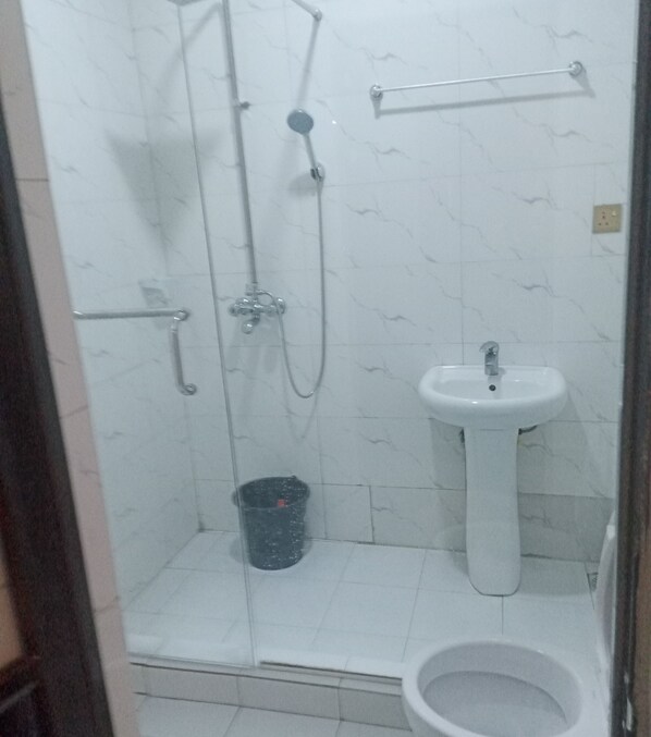 Doccia, asciugacapelli, asciugamani, sapone