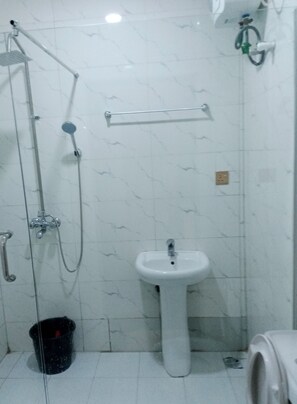 Doccia, asciugacapelli, asciugamani, sapone