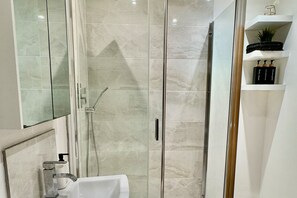 Appartamento | Bagno | Doccia, asciugacapelli, asciugamani