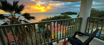 Stunning Beachfront View, 2BR/2BA,Pool, King Bed, AC, Parking, Full Kitchen