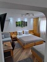Quarto quádruplo conforto | Quartos à prova de som, Wi-Fi de cortesia
