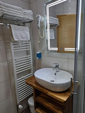 Ducha, secador de pelo, toallas, jabón